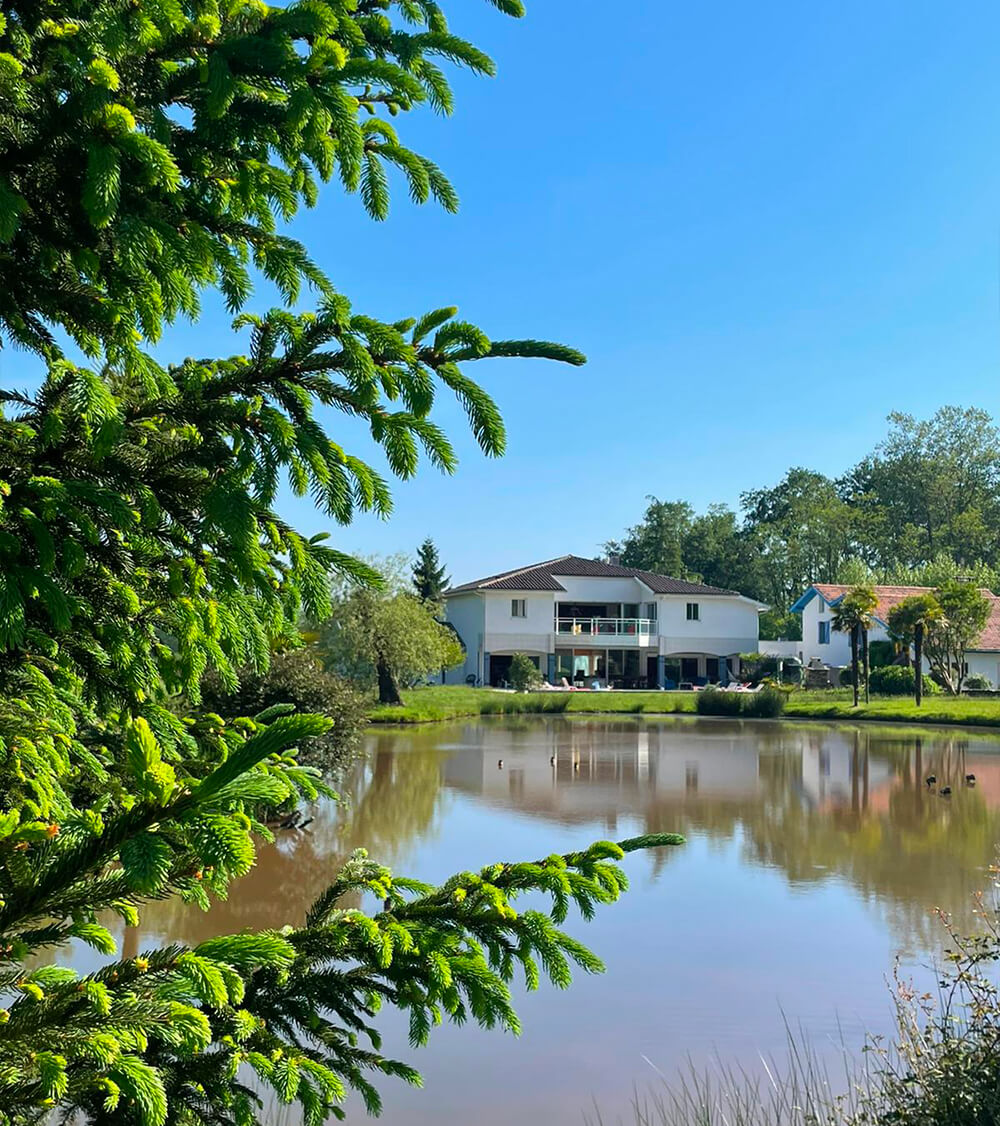 Vue sur le lac et le parc avec domaine du haou en fond