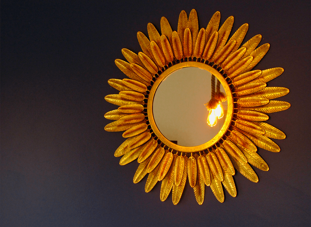 Mirroir accorché au mur de la chambre